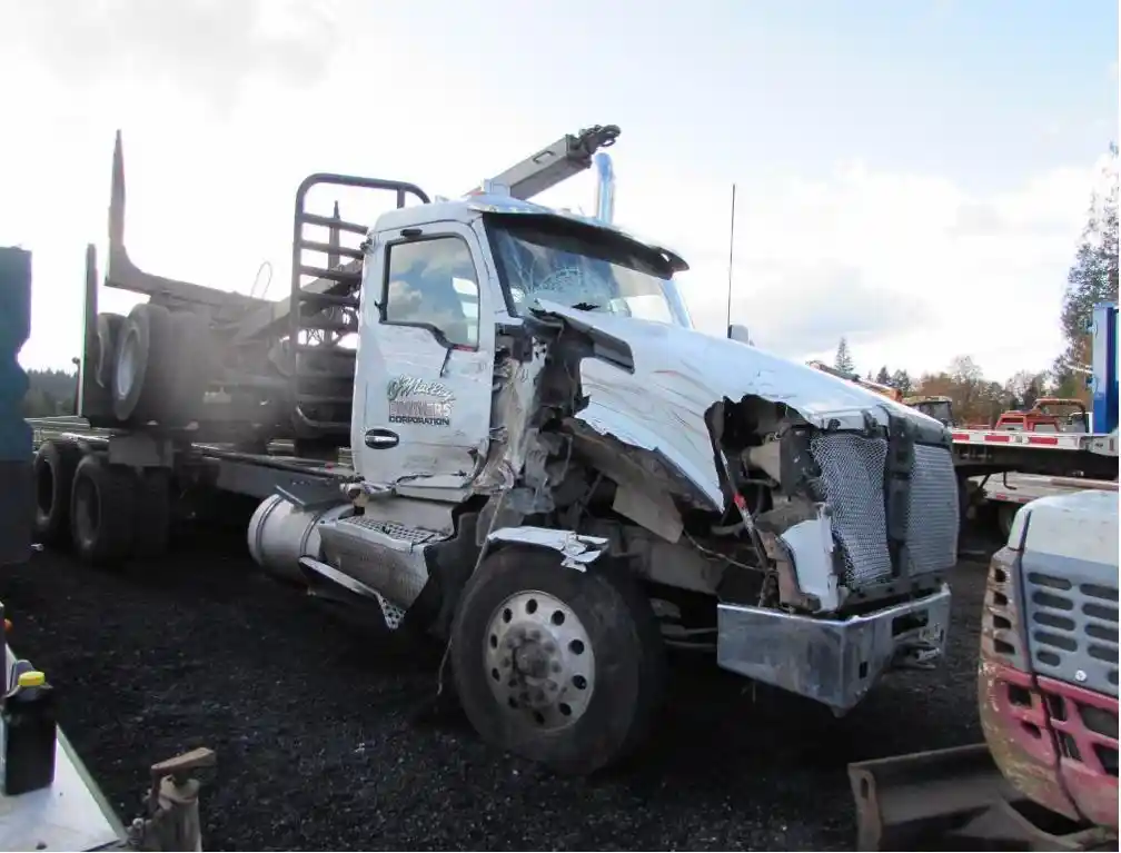 Image 2 of part Used 2016 Kenworth T880 Cab