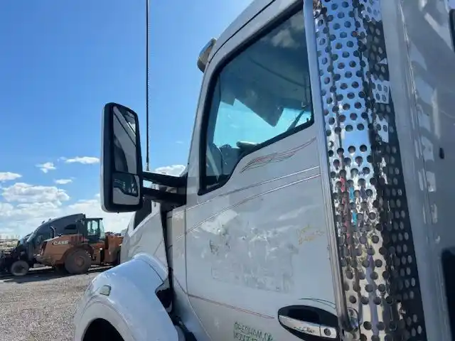 Image 4 of part Used 2016 Kenworth T880 Cab