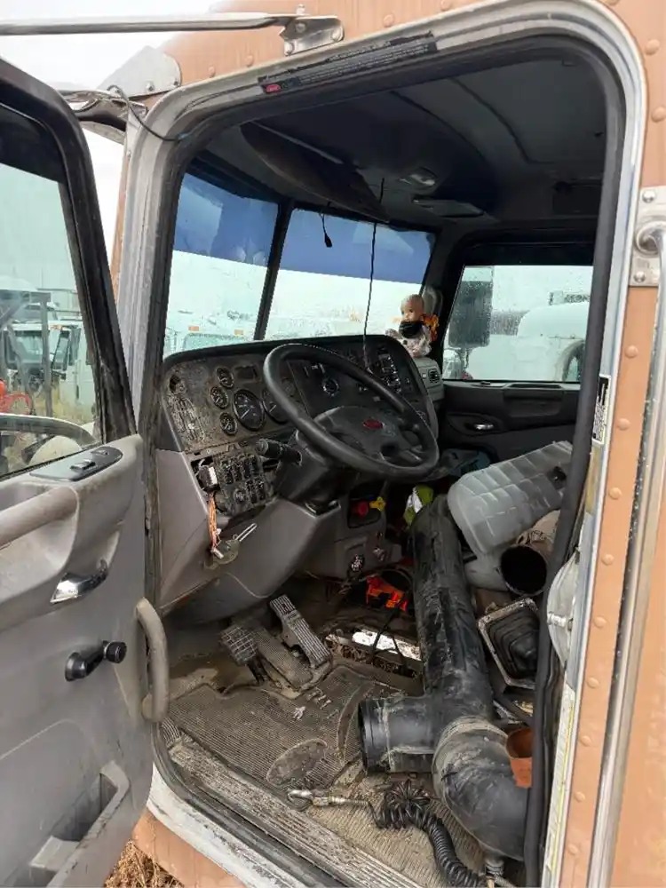 Image 5 of part Used 2016 Peterbilt 367 Cab