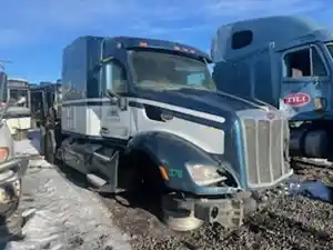 Used 2016 Peterbilt 579 Cab (Stock #22424-1)) Part Image