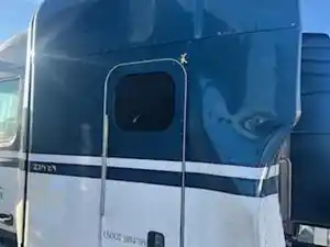 Used 2016 Peterbilt 579 Sleeper (Stock #22424-10)) Part Image