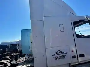 Used 2016 Volvo VNL Cab Fairing (Stock #61524-21)) Part Image