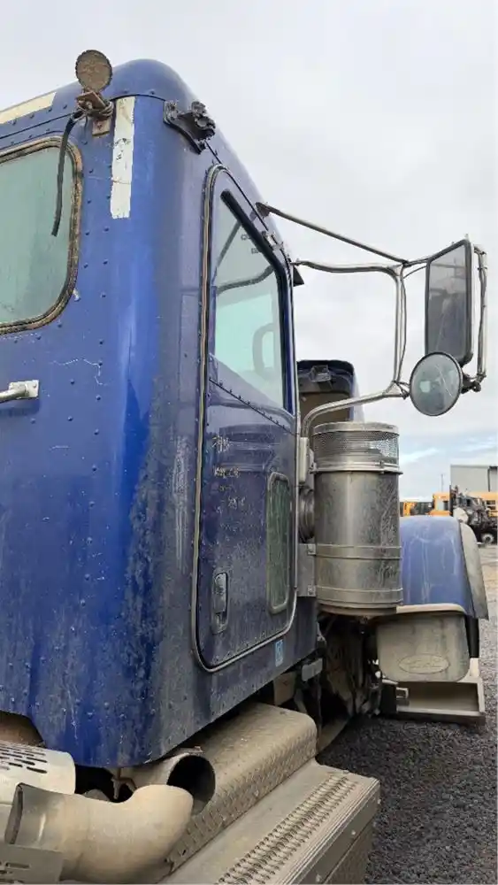 Image 4 of part Used 2017 Peterbilt 389 Cab