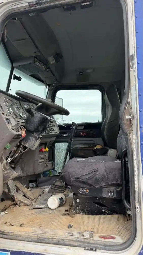 Image 6 of part Used 2017 Peterbilt 389 Cab