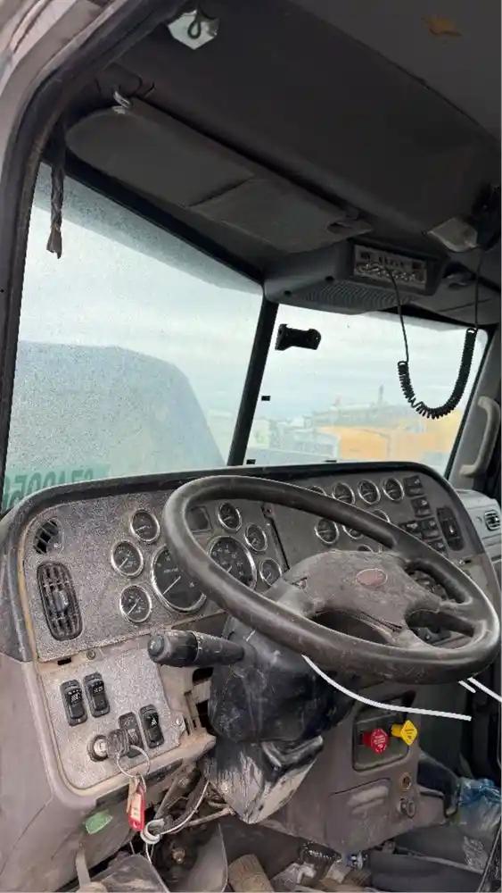 Image 5 of part Used 2017 Peterbilt 389 Cab
