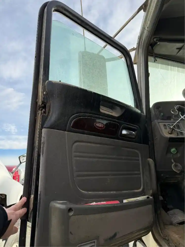 Image 9 of part Used 2019 Peterbilt 367 Cab