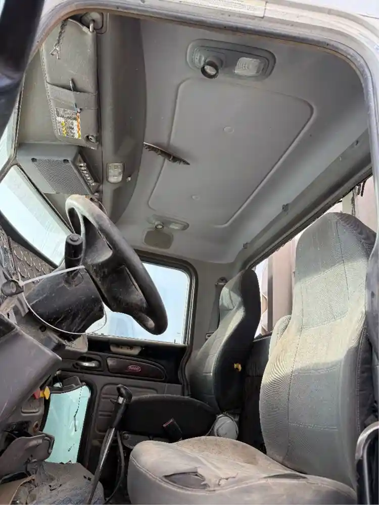 Image 6 of part Used 2019 Peterbilt 367 Cab
