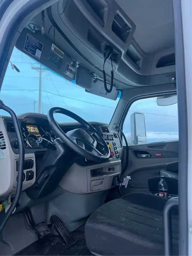 Image 4 of part Used 2019 Peterbilt 579 Cab