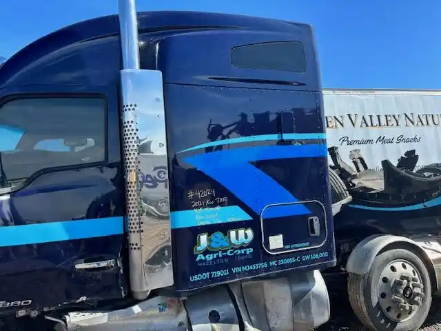 Image 3 of part Used 2021 Kenworth T880 Cab