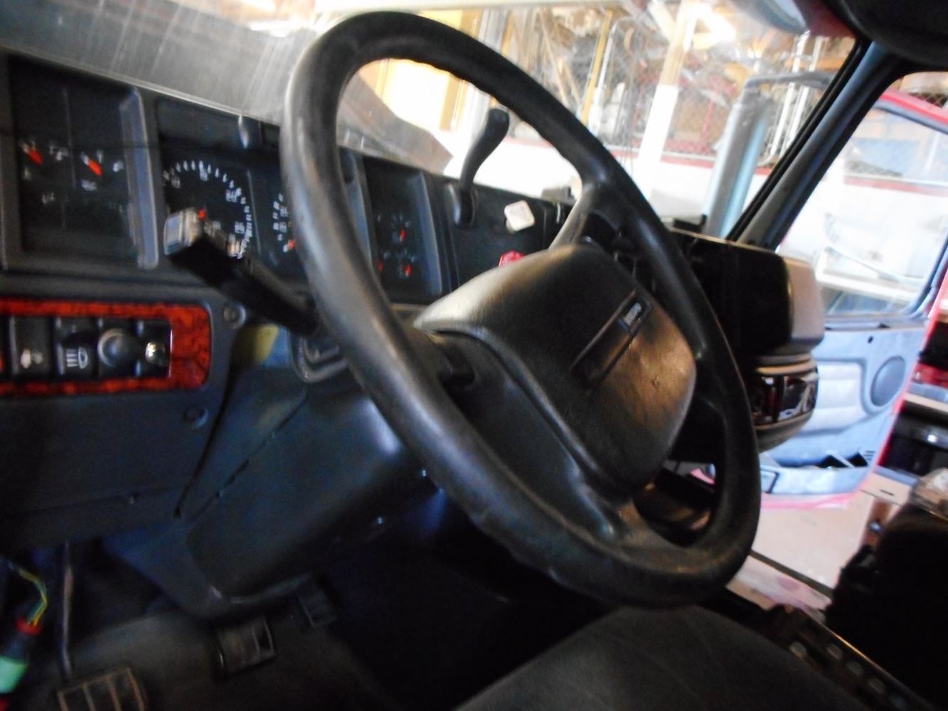 2001 Volvo VNL (Stock 33257222) Steering Wheels TPI