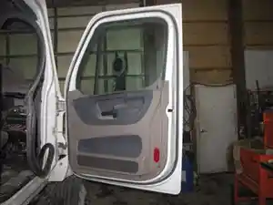 Used 2011 Freightliner Cascadia Door (Stock #BB9105-6)) Part Image