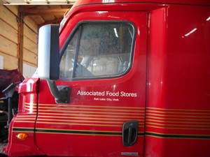 Used 2015 Freightliner Cascadia Door Image