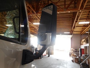 Used 2015 Freightliner Cascadia Mirror Image