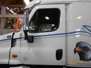Used 2015 Freightliner Cascadia Door Image