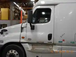 Used 2015 Freightliner Cascadia Door Image