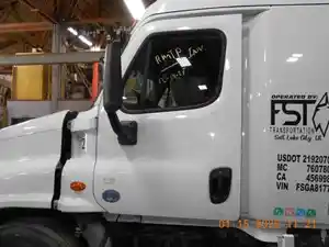 Used 2015 Freightliner Cascadia Door Image
