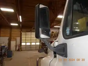 Used 2015 Freightliner Cascadia Mirror Image