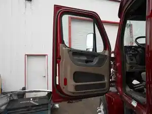 Used 2018 Freightliner Cascadia Door (Stock #GX2875-7)) Part Image