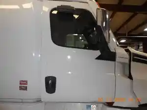 Used 2021 Freightliner Cascadia Door (Stock #MR5240-7)) Part Image