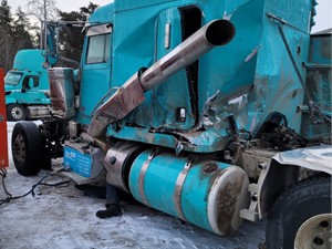 Used 2014 Peterbilt 389 Sleeper Image