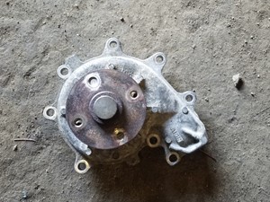 Used 2001 Isuzu 4HE1-XS Water Pump (Stock #GM-0591-18)) Part Image