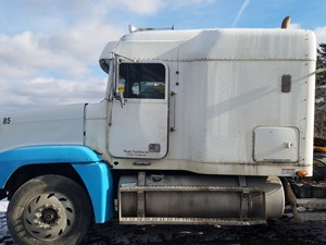 Used 2002 Freightliner FLD120 Cab (Stock #FR-0679-14)) Part Image