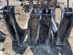 Used 2005 Peterbilt 378 Fuel Tank Bracket (Stock #PT-0625-21)) Part Image