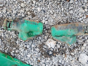 Used 2013 Freightliner Cascadia 125 Tow Hook (Stock #FR-0498-33)) Part Image