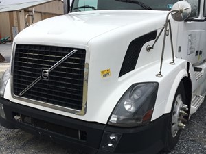 Used 2006 Volvo VNL Hood (Stock #737526)) Part Image