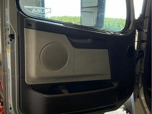 Used 2017 VOLVO VNL Door (Stock #8395)) Part Image