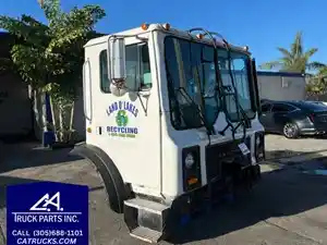 Used 1999 Mack MR690S Cab Image