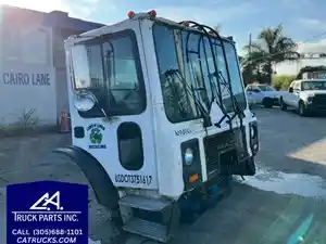 Used 2006 Mack MR688S Cab Image