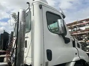 Used 2013 FREIGHTLINER Cascadia 113 Door (Stock #4489-23)) Part Image
