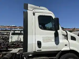 Used 2016 FREIGHTLINER CASCADIA Door (Stock #4445-28)) Part Image