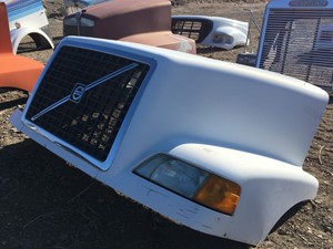 Used 2004 Volvo VNM Hood (Stock #SV-18-01-129)) Part Image