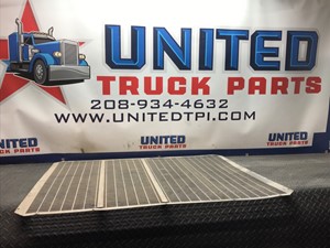 Used Universal Peterbilt 379 Grille (Stock #P-5279)) Part Image