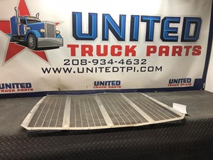 Used Universal Peterbilt 379 Grille (Stock #P-5238)) Part Image