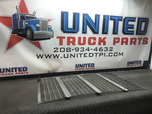 Used Universal Peterbilt Grille (Stock #P-5899)) Part Image