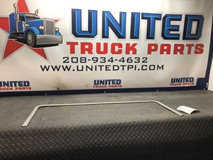 Used Universal Peterbilt 379 Grille (Stock #P-5242)) Part Image