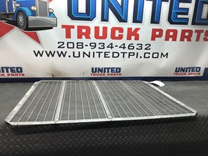 Used Universal Peterbilt 379 Grille (Stock #P-5234)) Part Image