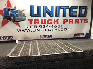 Used Universal Peterbilt 379 Grille (Stock #P-5236)) Part Image