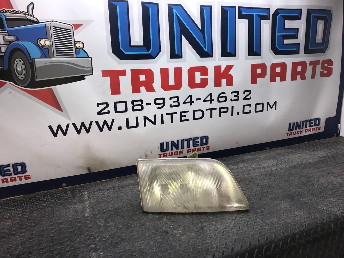 Used Universal Volvo VNL Headlight Bulb for sale Gooding Idaho United States Headlight Bulbs