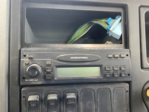 Used 2002 International 7400 Radio (Stock #P-22369)) Part Image