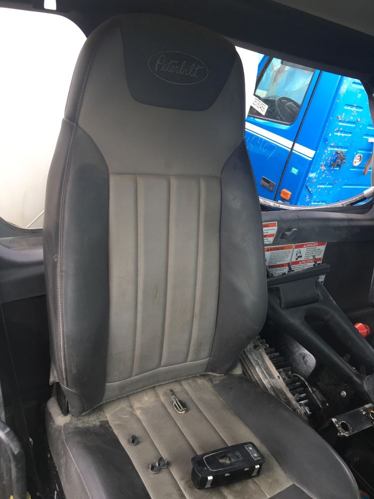2015 Peterbilt 567 (Stock P8277) Seats TPI