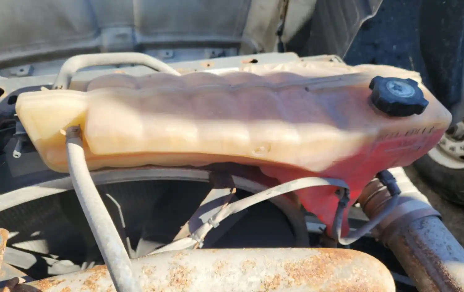thumbnail image 2 of Radiator Overflow Bottle Tank With Cap For Kenworth Peterbilt 2008-2016 - AutoResolution1 2 of 6