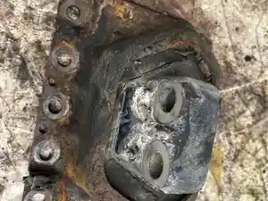 Used Engine Mount (Stock #VOL05-3229-ENGMNT/2)) Part Image