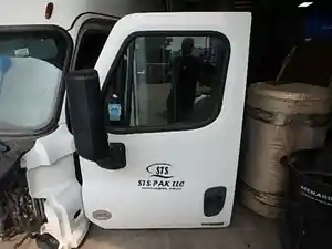 Used 2016 FREIGHTLINER CASCADIA Door (Stock #32588)) Part Image