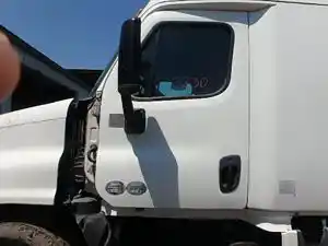 Used 2017 FREIGHTLINER CASCADIA Door (Stock #36700)) Part Image