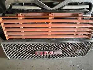 Used Universal GMC C5500 Grille (Stock #2687)) Part Image