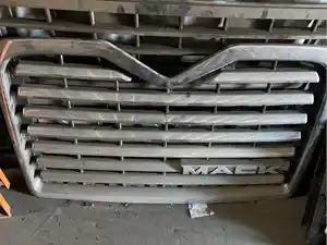 Used Universal Mack CH613 Grille (Stock #2686)) Part Image